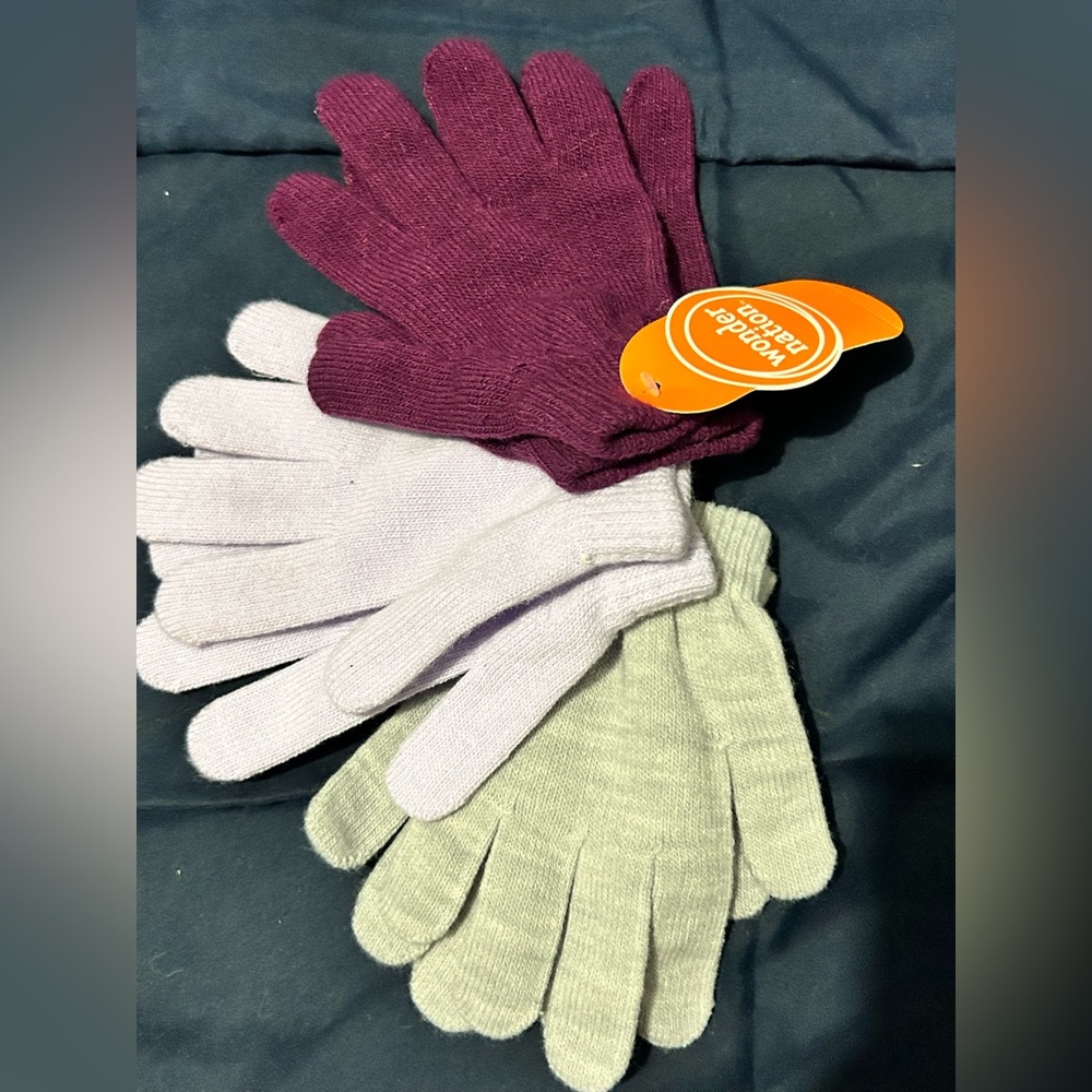 New with tags on size fits all gloves set